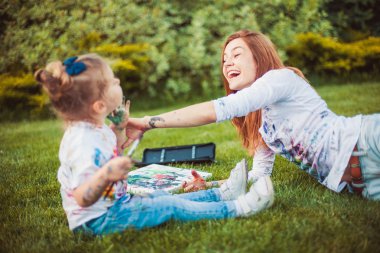 Anne ve küçük kızı boya