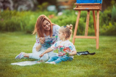 Anne ve küçük kızı birlikte boya