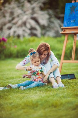 Anne ve küçük kızı birlikte boya