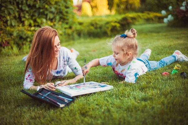 Madre e hija pequeña pintan —  Fotos de Stock