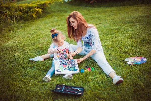 Mãe e pequena filha pintar — Fotografia de Stock