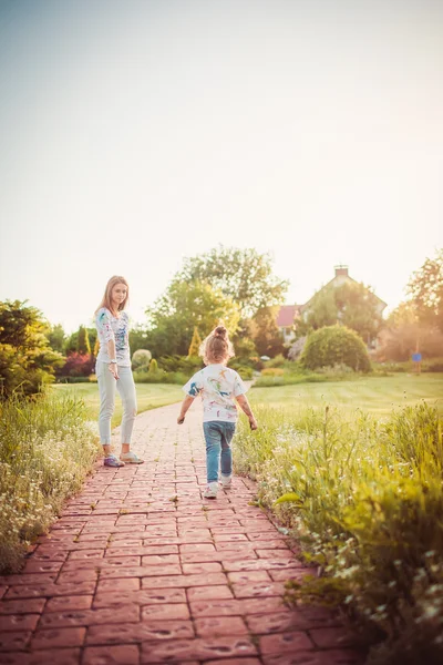 Mère et petite fille marchent ensemble — Photo