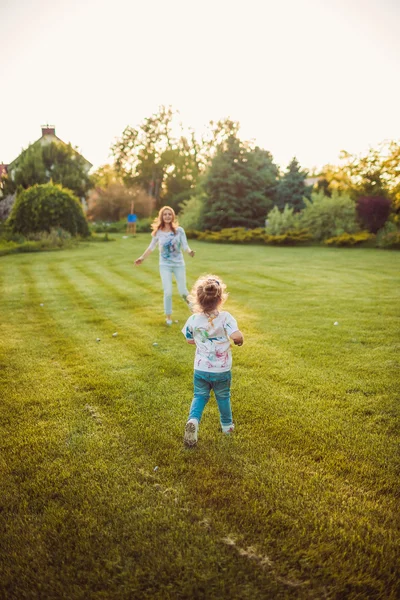 Madre e hija jugando juntas —  Fotos de Stock