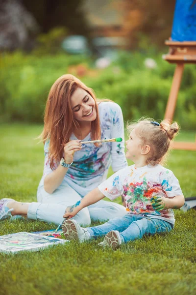 Mãe e pequena filha pintar — Fotografia de Stock