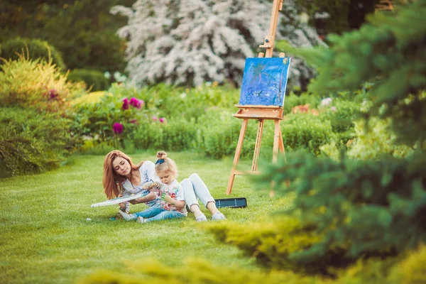 Mãe e filha pintam juntas — Fotografia de Stock