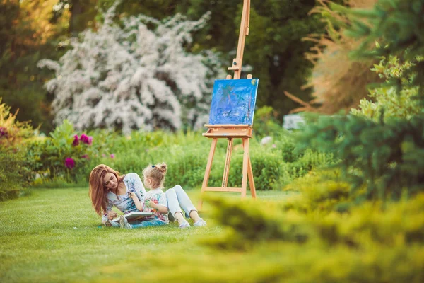 Madre e hija pintan juntas — Foto de Stock