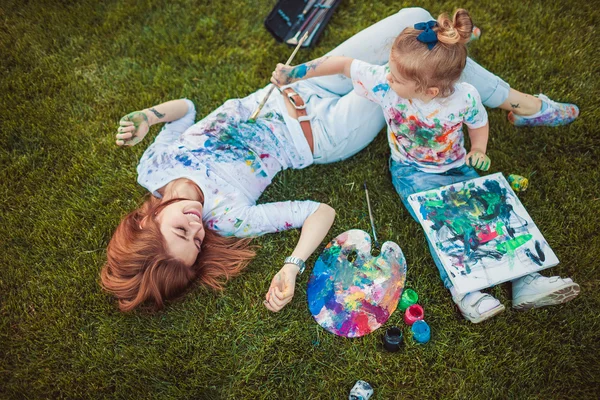 Mãe e pequena filha pintar — Fotografia de Stock