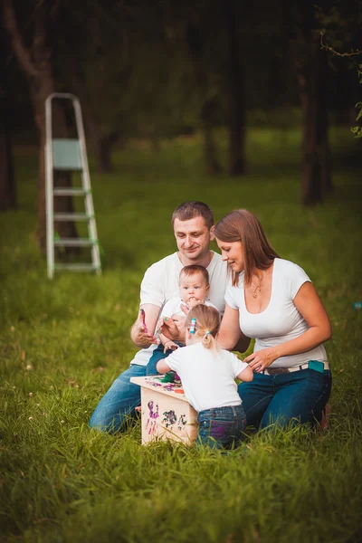 Glückliche Familie mit Nistkasten und Farben — Stockfoto