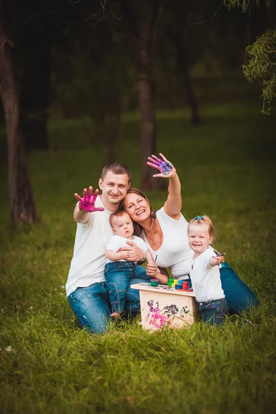 Šťastná rodina s hnízdící box a barvy — Stock fotografie