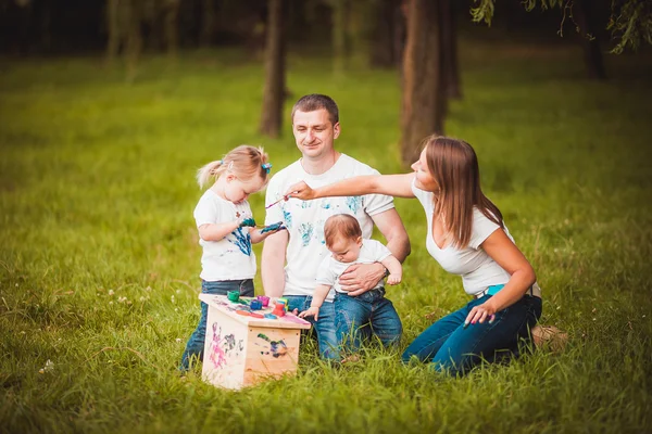 Familia feliz con caja de anidación y pinturas —  Fotos de Stock