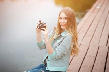 Fotoğraf makinesi ile seyahat ve resim yapma genç ve güzel kadın