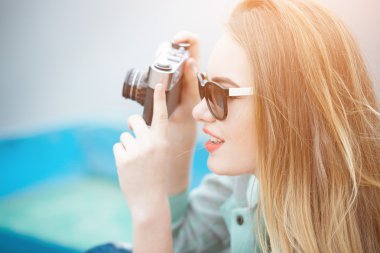 Fotoğraf makinesi ile seyahat ve resim yapma genç ve güzel kadın