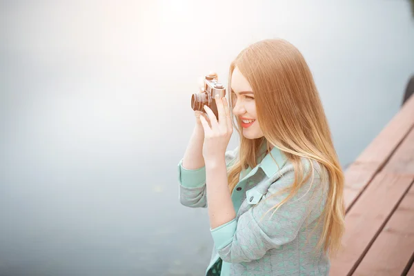 Jolie jeune femme voyageant avec un appareil photo et faisant des photos — Photo