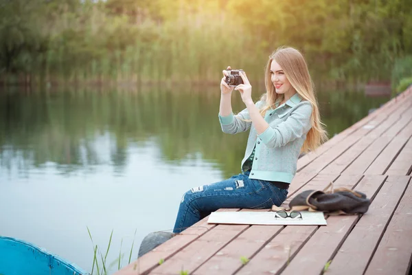 Jolie jeune femme voyageant avec un appareil photo et faisant des photos — Photo