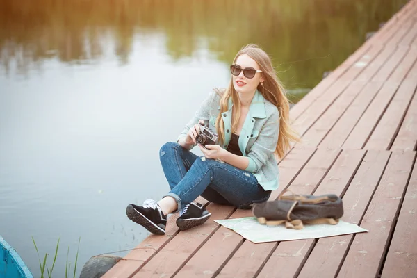 Jolie jeune femme voyageant avec un appareil photo et faisant des photos — Photo