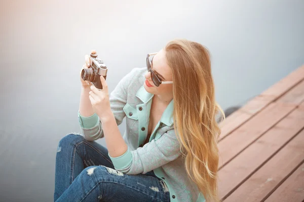 Jolie jeune femme voyageant avec un appareil photo et faisant des photos — Photo