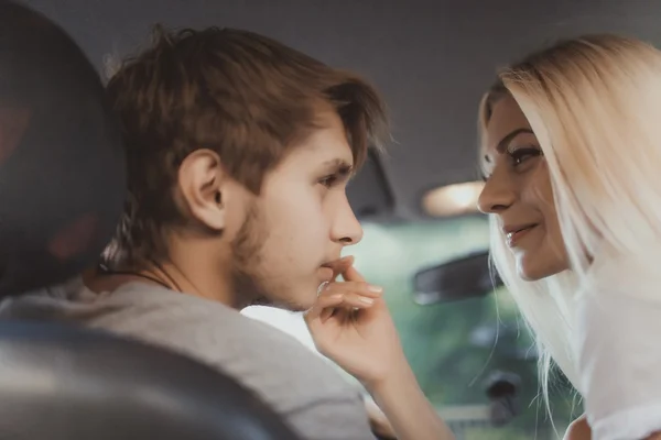 Älskande par i bil — Stockfoto