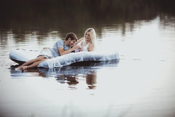 Retrato de jovem casal apaixonado — Fotografia de Stock