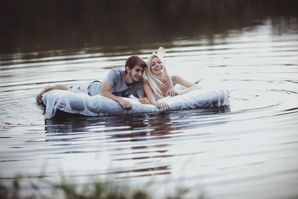 Portrait de jeune couple amoureux — Photo