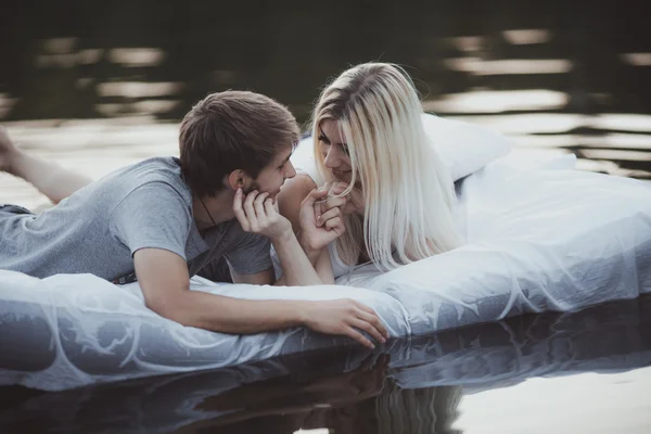 Porträtt av unga förälskade par — Stockfoto