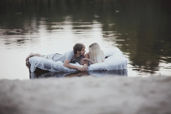 Retrato de pareja joven enamorada —  Fotos de Stock