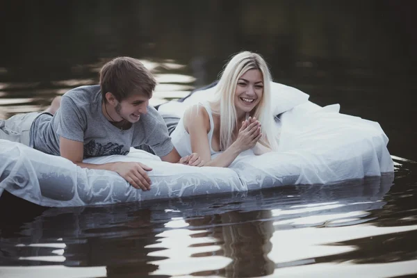 Portrait de jeune couple amoureux — Photo