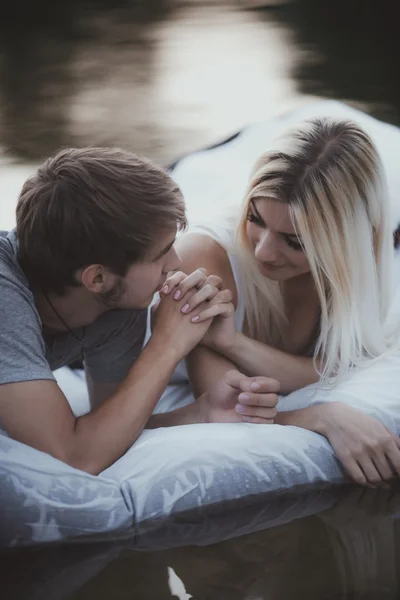 Portrait de jeune couple amoureux — Photo