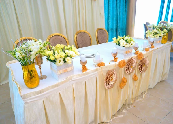 Столы украшены цветами — стоковое фото