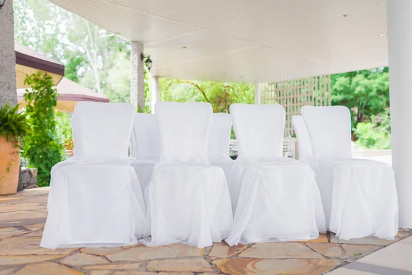Sillas blancas en salón de banquetes — Foto de Stock