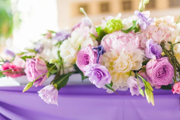 Tische mit Blumen dekoriert — Stockfoto
