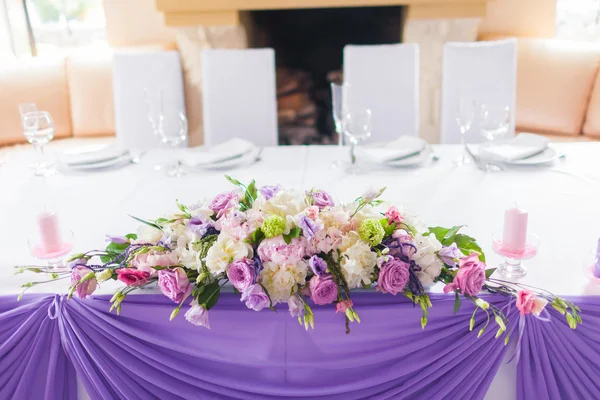 Tabeller dekorerad med blommor — Stockfoto