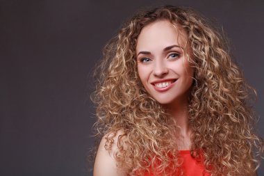 kadın kırmızı gömlekli