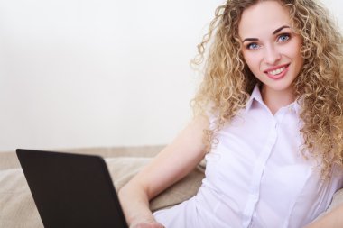Dizüstü bilgisayarı olan kadın