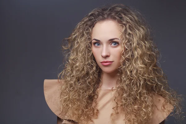 Portrait of perfect woman with curly hair — Stock Photo, Image