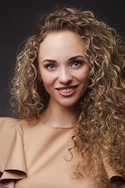 Портрет жінки з кучерявим волоссям — стокове фото