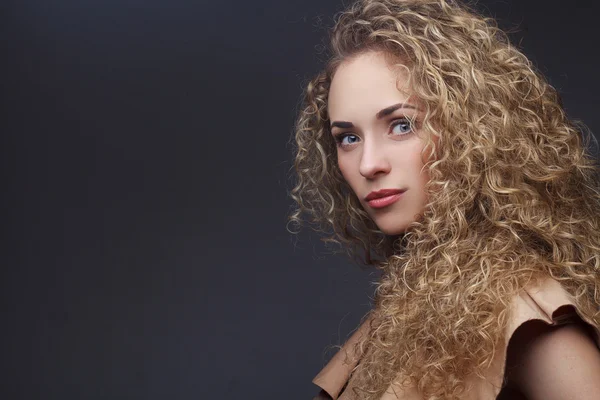 Portrait de femme parfaite aux cheveux bouclés — Photo