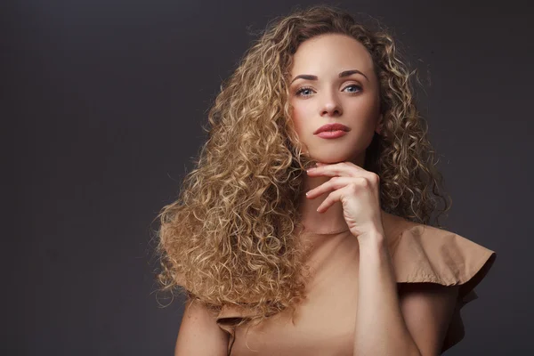 Retrato de mujer perfecta con el pelo rizado — Foto de Stock