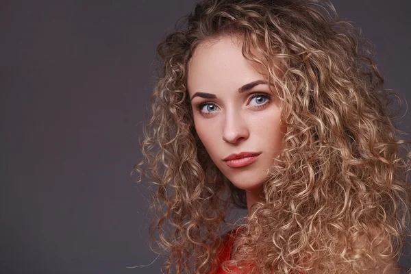 Portrait of woman with curly hair — Stock Photo, Image