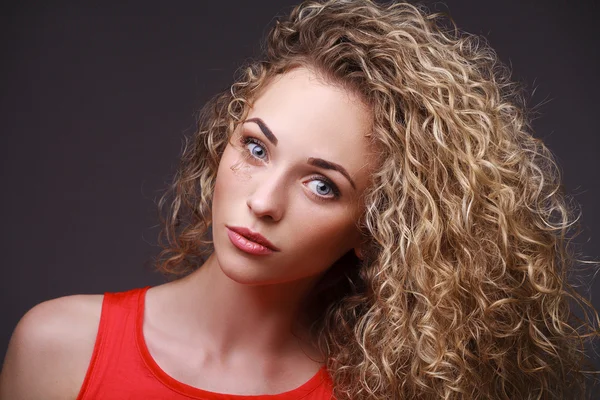 Retrato de mulher com cabelo encaracolado — Fotografia de Stock