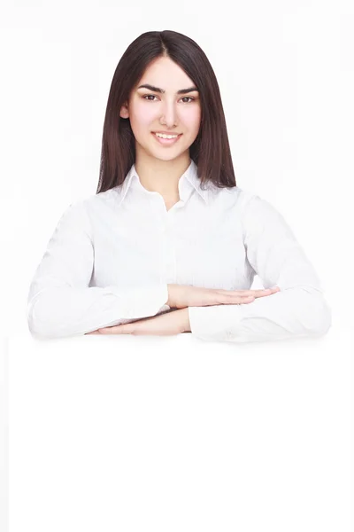 Mujer feliz sosteniendo blanco papel en blanco —  Fotos de Stock