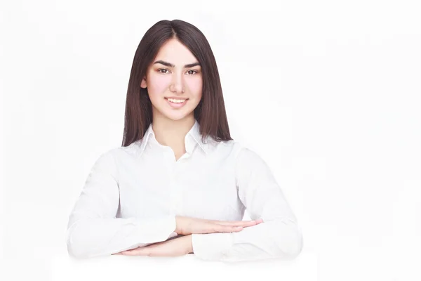 Mujer feliz sosteniendo blanco papel en blanco — Foto de Stock