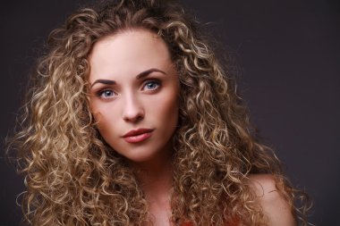 kıvırcık saçlı kadın portresi