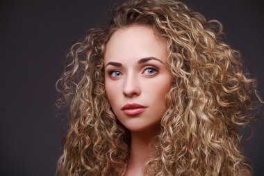 kıvırcık saçlı kadın portresi