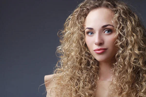 Retrato de mujer perfecta con el pelo rizado — Foto de Stock