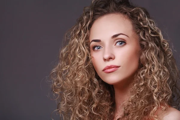 Portrait of woman with curly hair — Stock Photo, Image