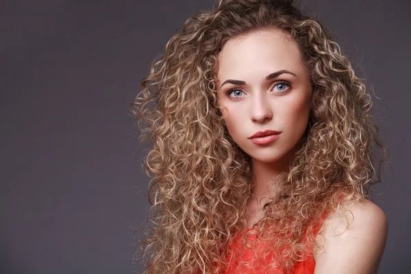 Retrato de mujer con cabello rizado — Foto de Stock