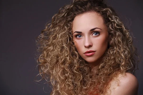 Retrato de mulher com cabelo encaracolado — Fotografia de Stock