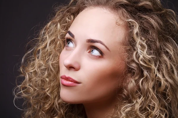 Göndör haj nő portréja — Stock Fotó