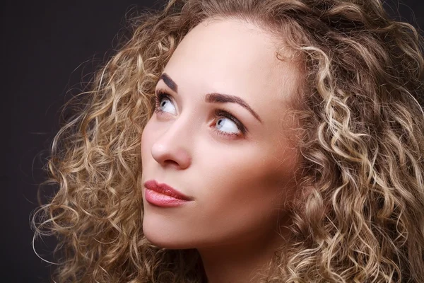 Retrato de mujer con cabello rizado — Foto de Stock