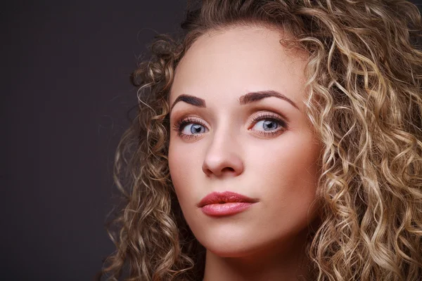 Retrato de mulher com cabelo encaracolado — Fotografia de Stock